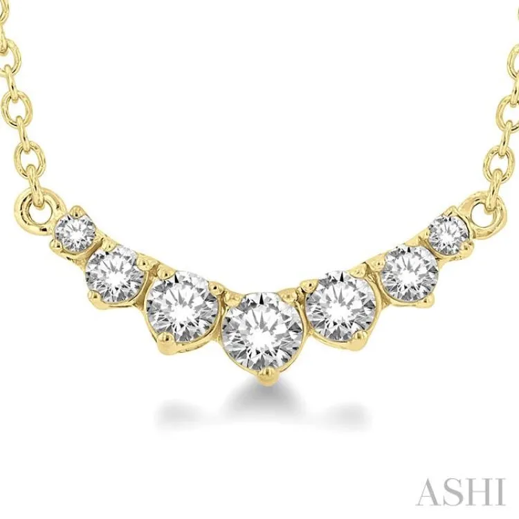 1/4 Ctw Graduated Diamond Smile Necklace in 14K Yellow Gold